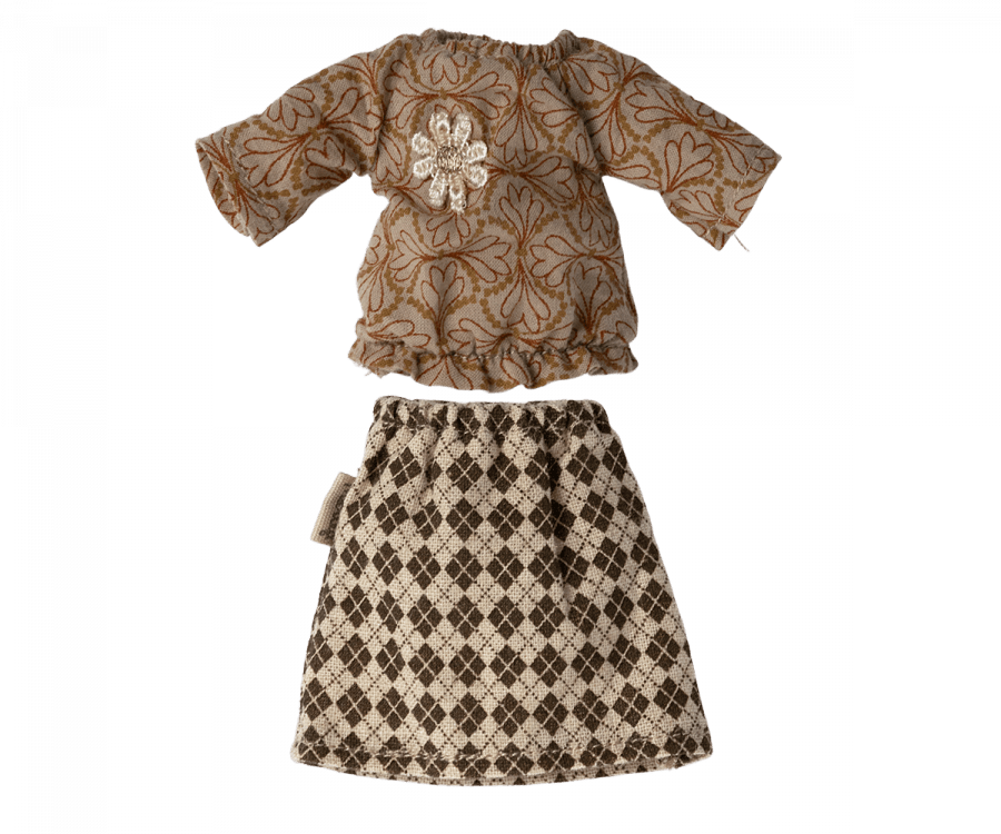 Blouse and skirt for grandma mouse
