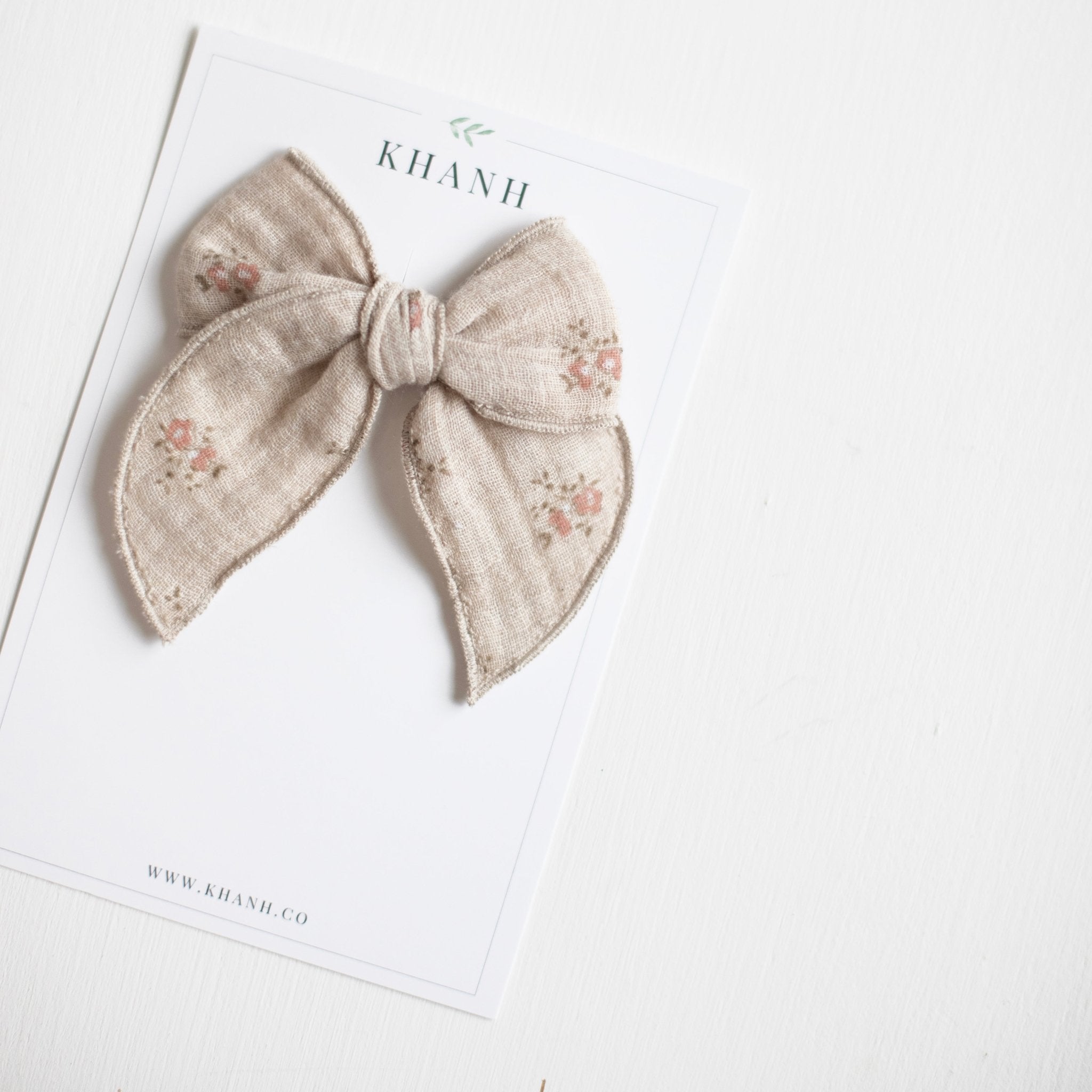 Della | Medium Whimsical Bow
