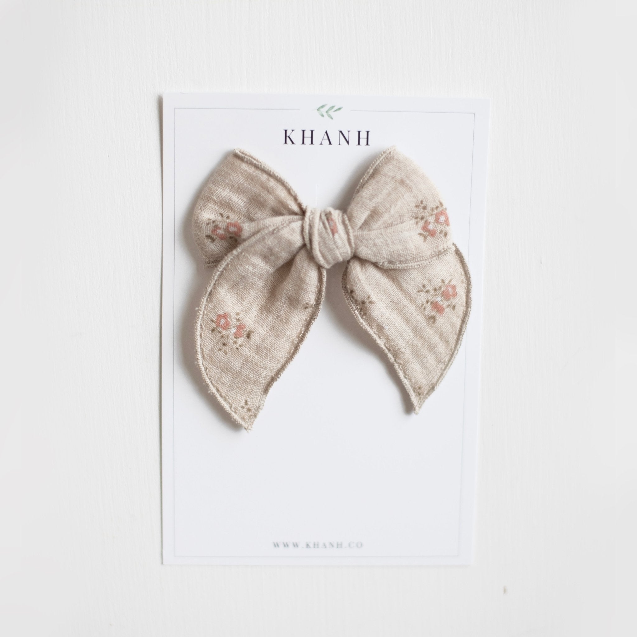 Della | Medium Whimsical Bow