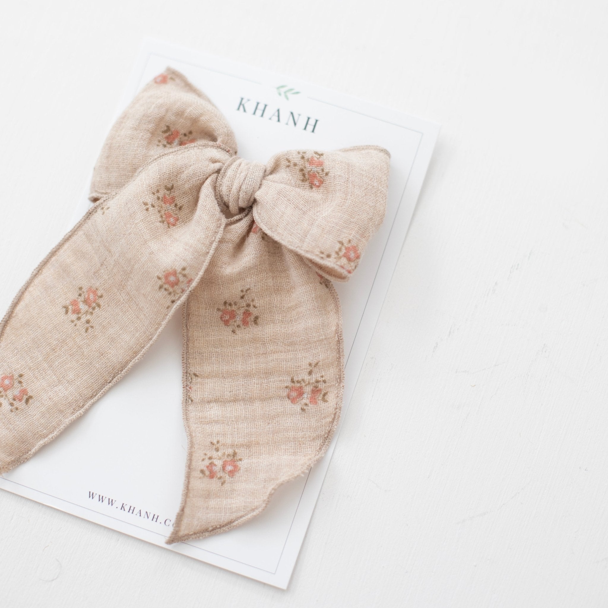 Della | Oversized Whimsical Bow