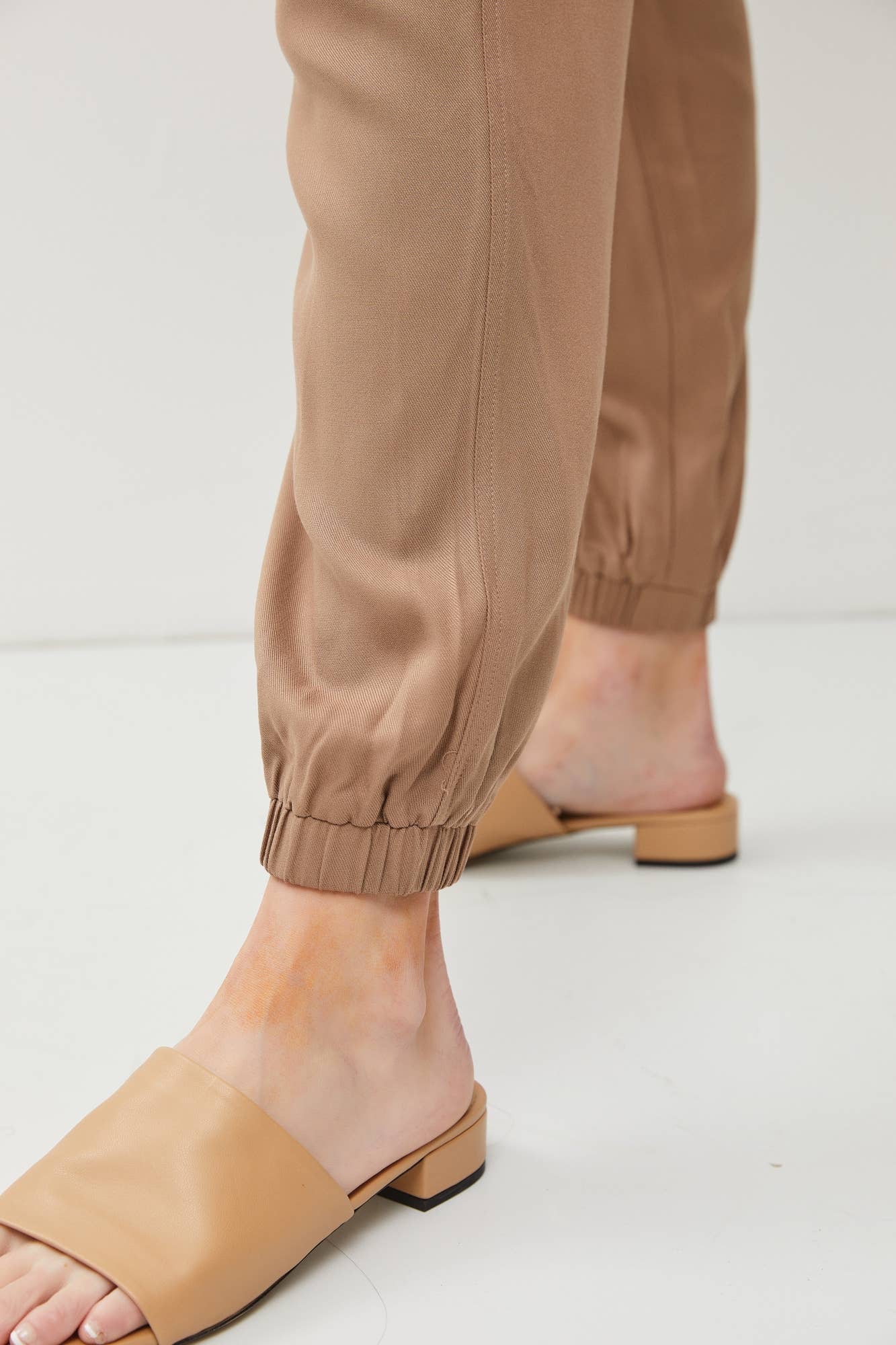 HIGH RISE ELASTIC DRAWSTRING JOGGER PANTS | Dark Taupe