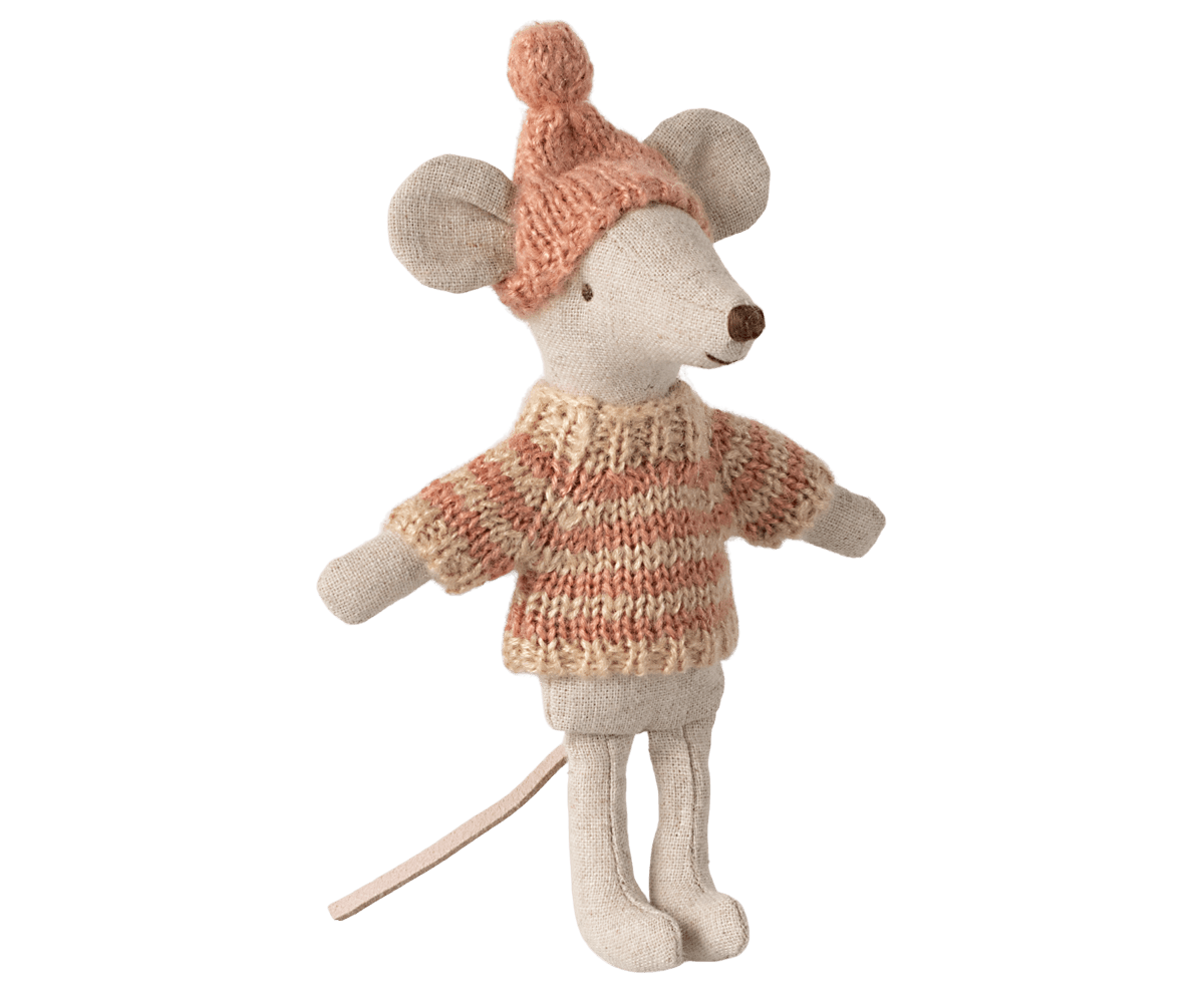 Knitted sweater and hat, Big sister mouse
