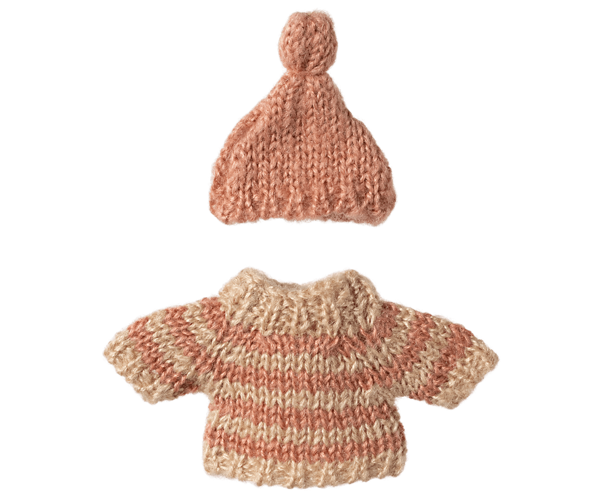 Knitted sweater and hat, Big sister mouse