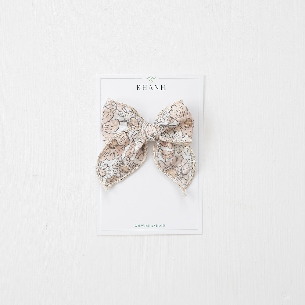 Chloe | medium Whimsical Bow