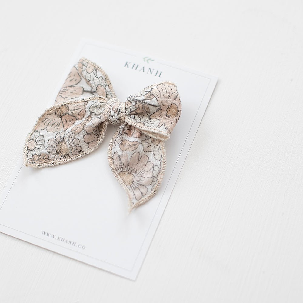 Chloe | medium Whimsical Bow