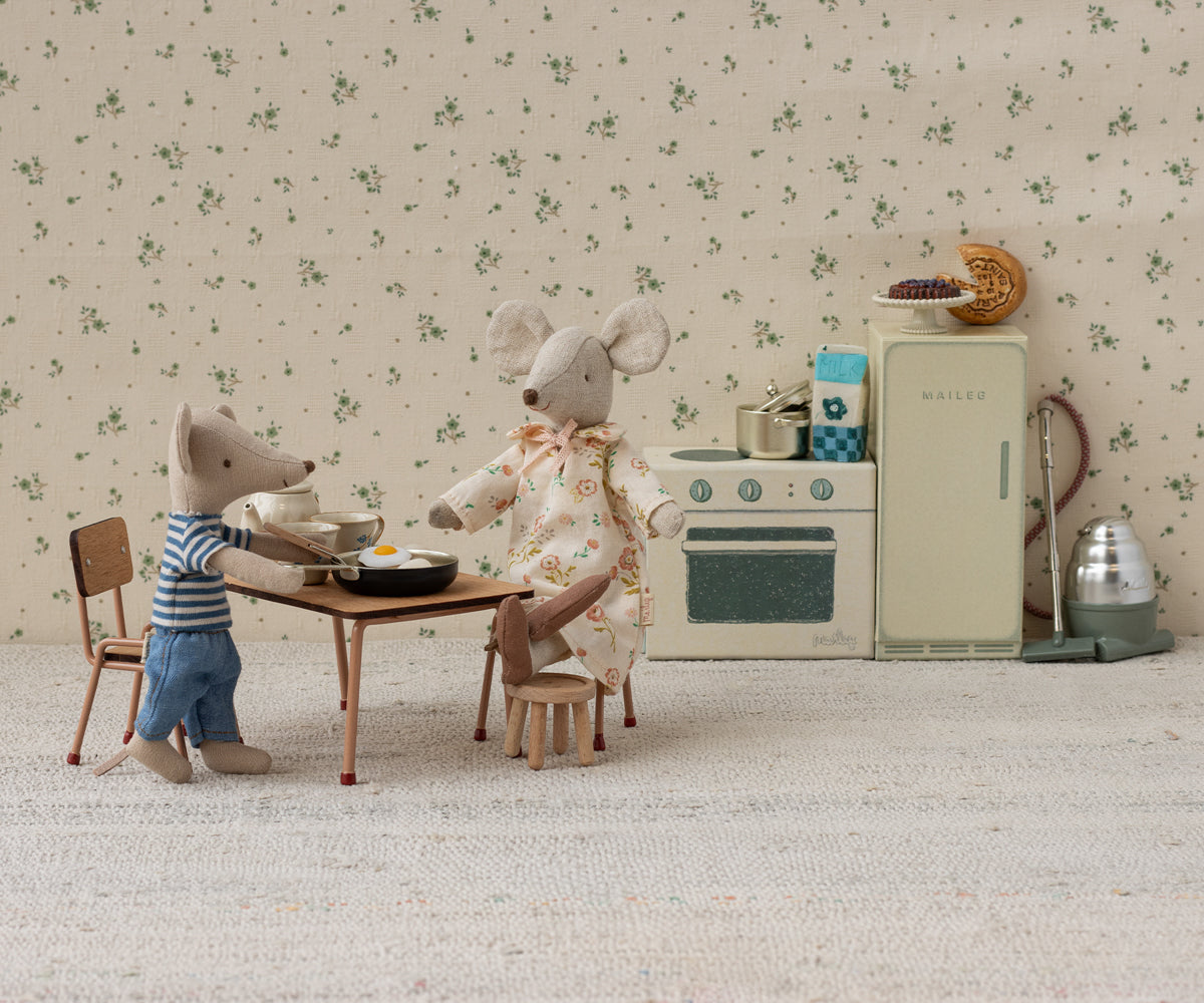 Table and chair set, Mouse || Dark powder