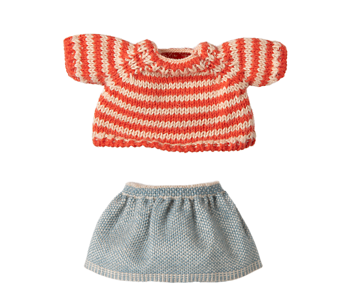 Knitted sweater and skirt, Big sister mouse