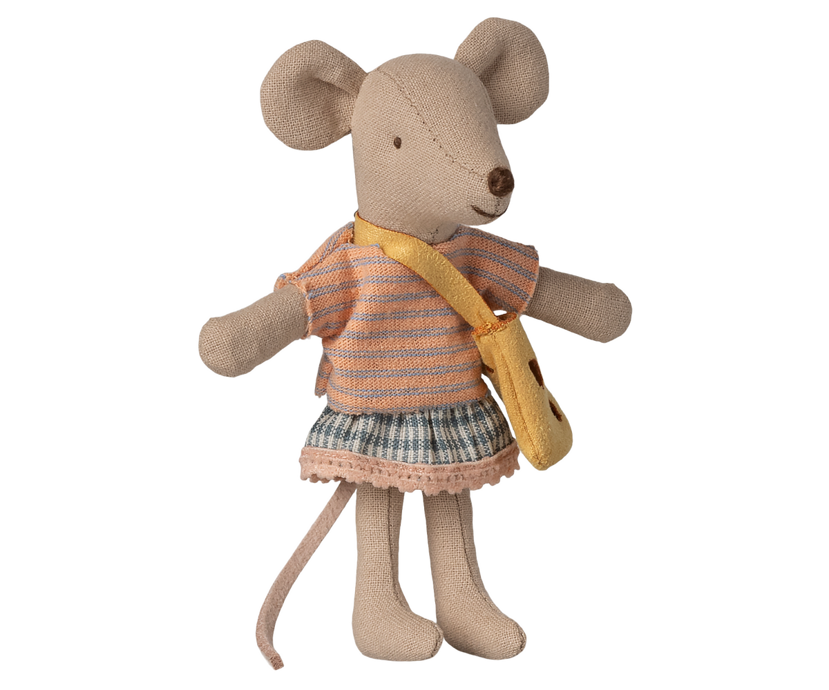 Little sister mouse with bag