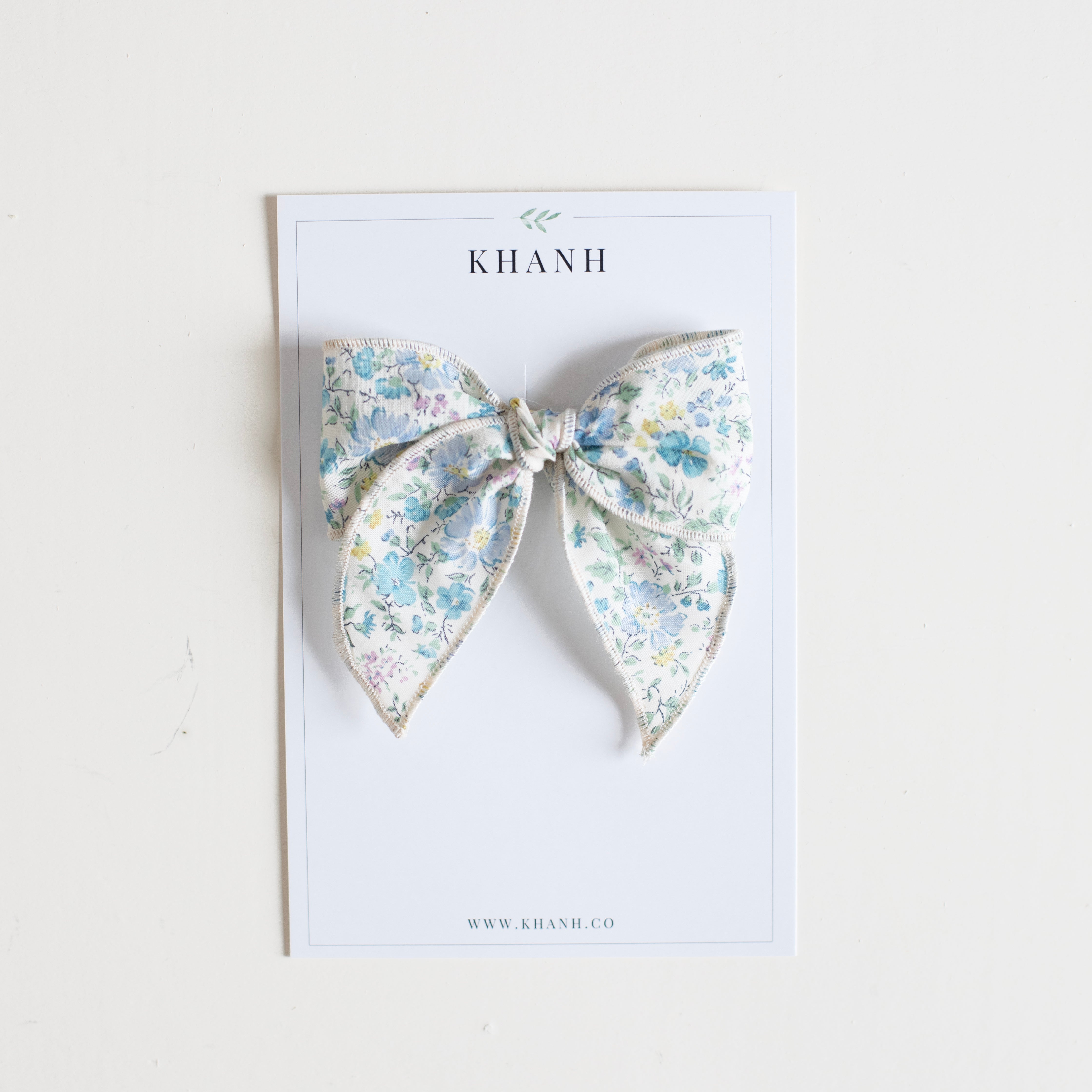 Lily || Medium Whimsical Bow