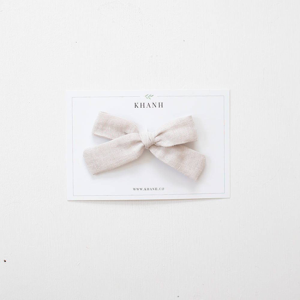 Perfectly pale | Medium Hand Tied Bow