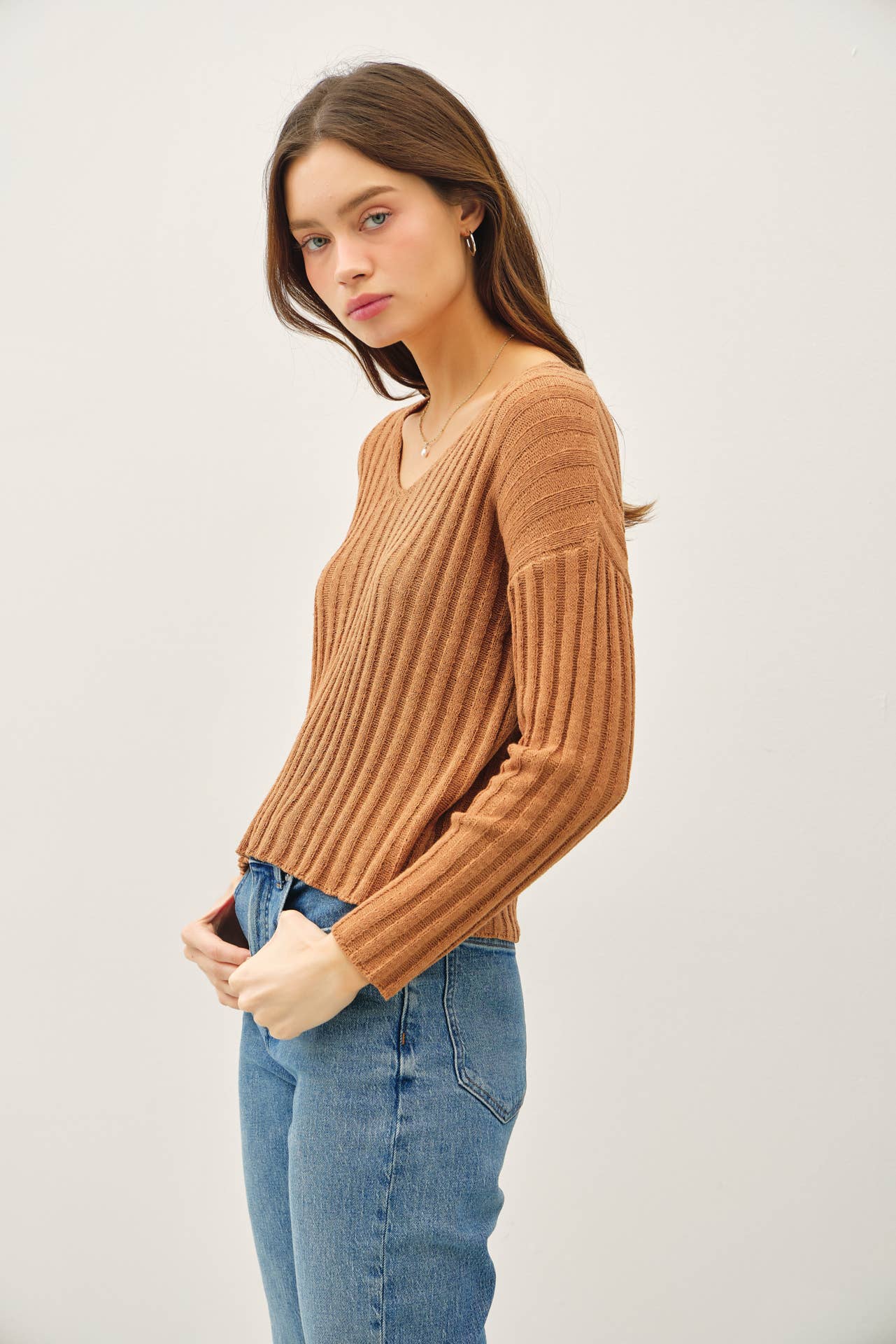 RAISED RIB V-NECK SWEATER | Mocha