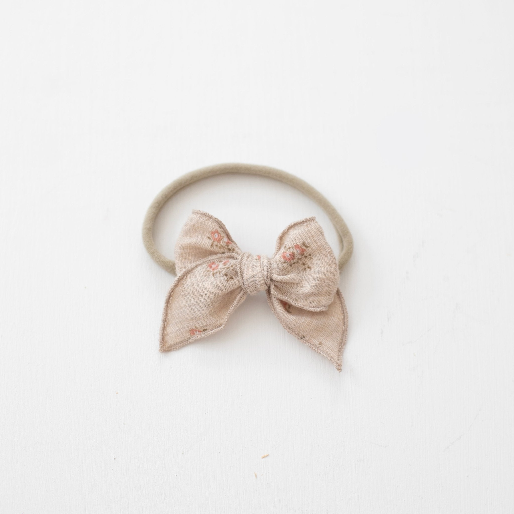 Della | Petite Whimsical Bow