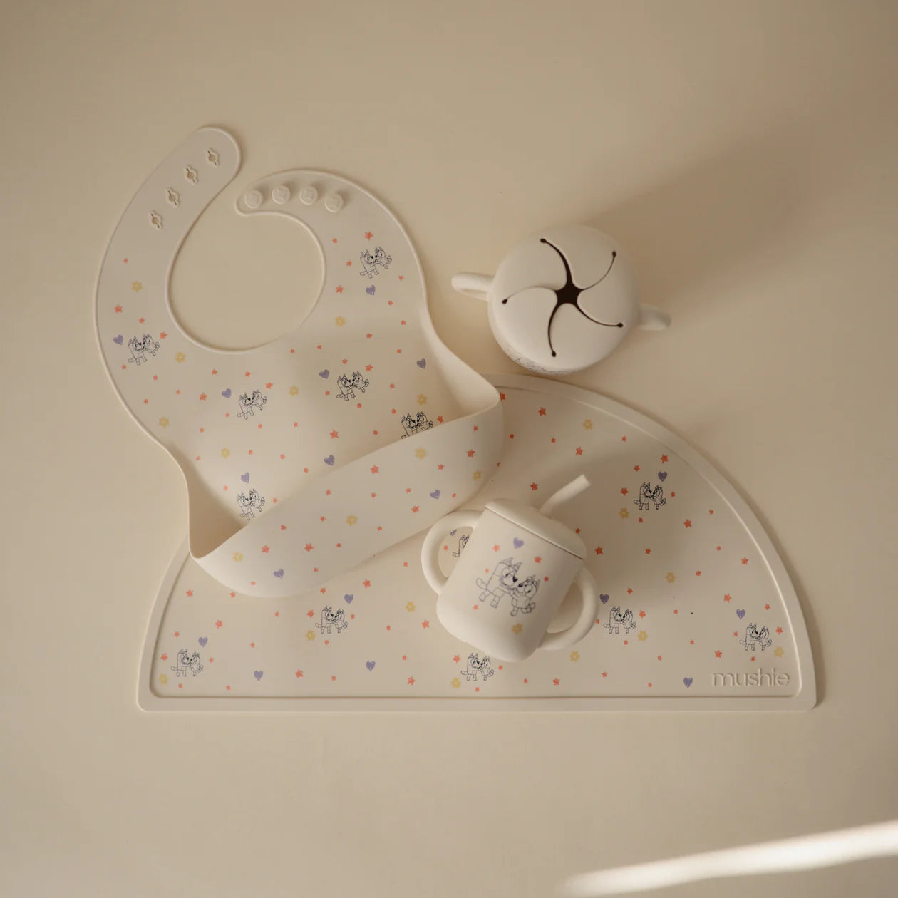 Bluey x Mushie Silicone Baby Bib || Bluey Ivory