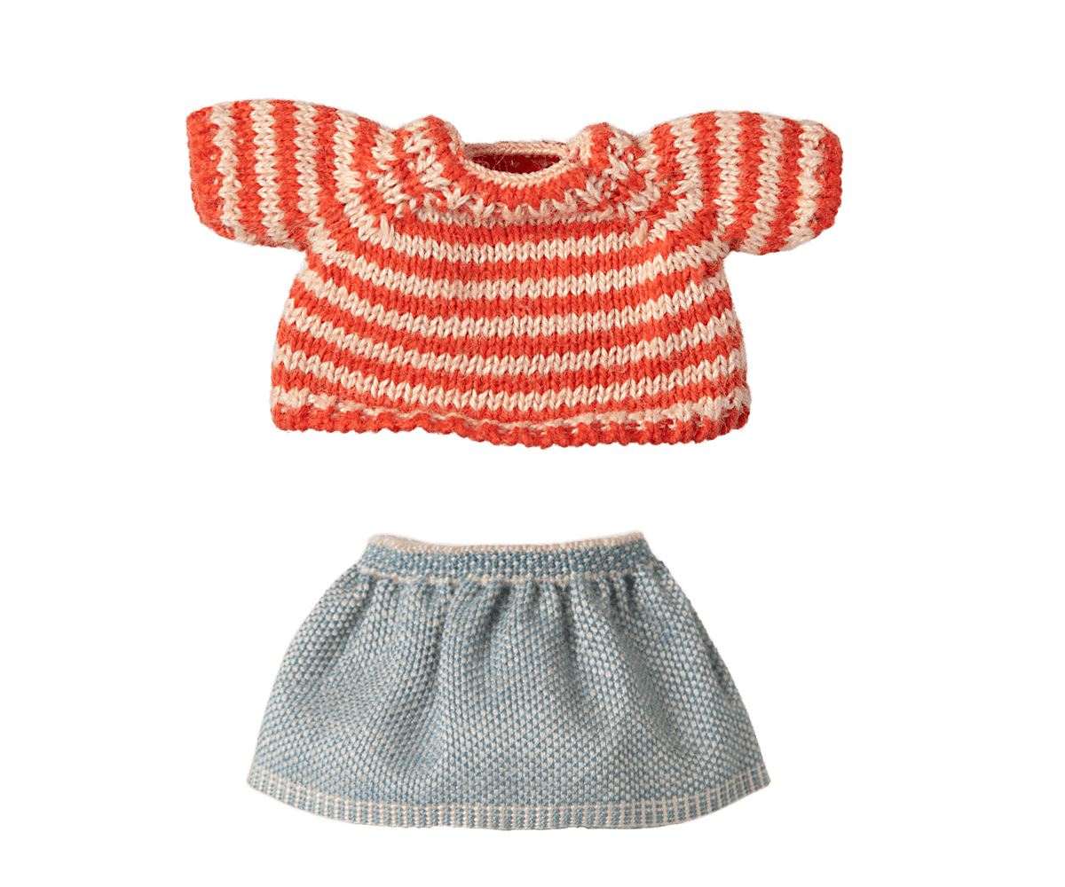 Knitted sweater and skirt, Big sister mouse
