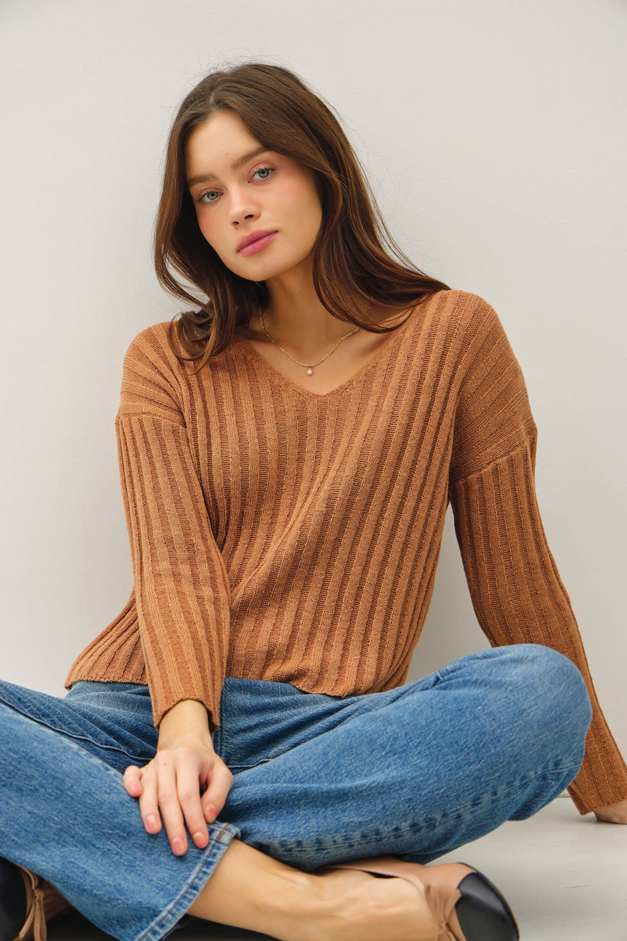RAISED RIB V - NECK SWEATER | Mocha